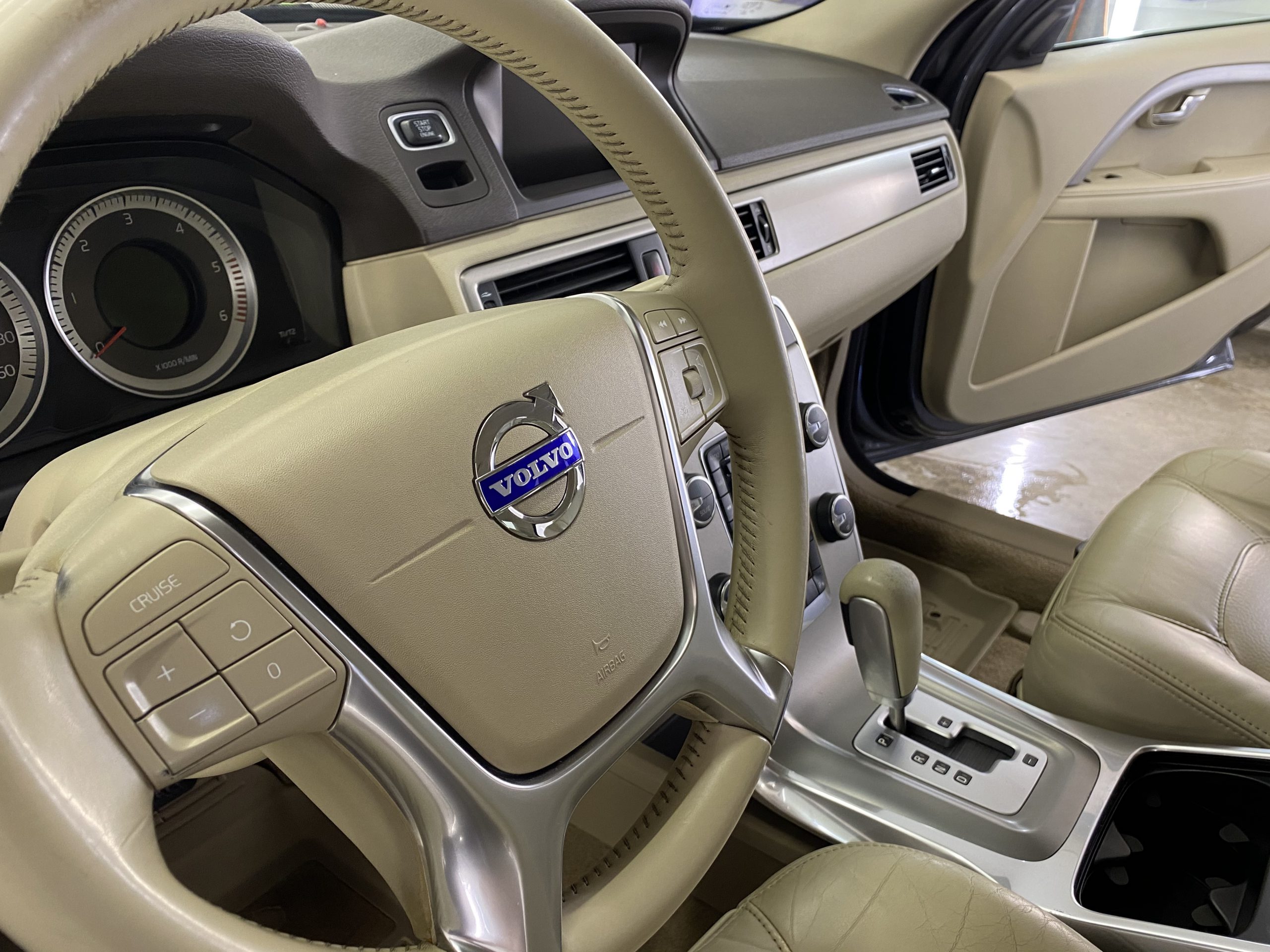 Auto salona tīrīšana Rīgā - Auto Spark