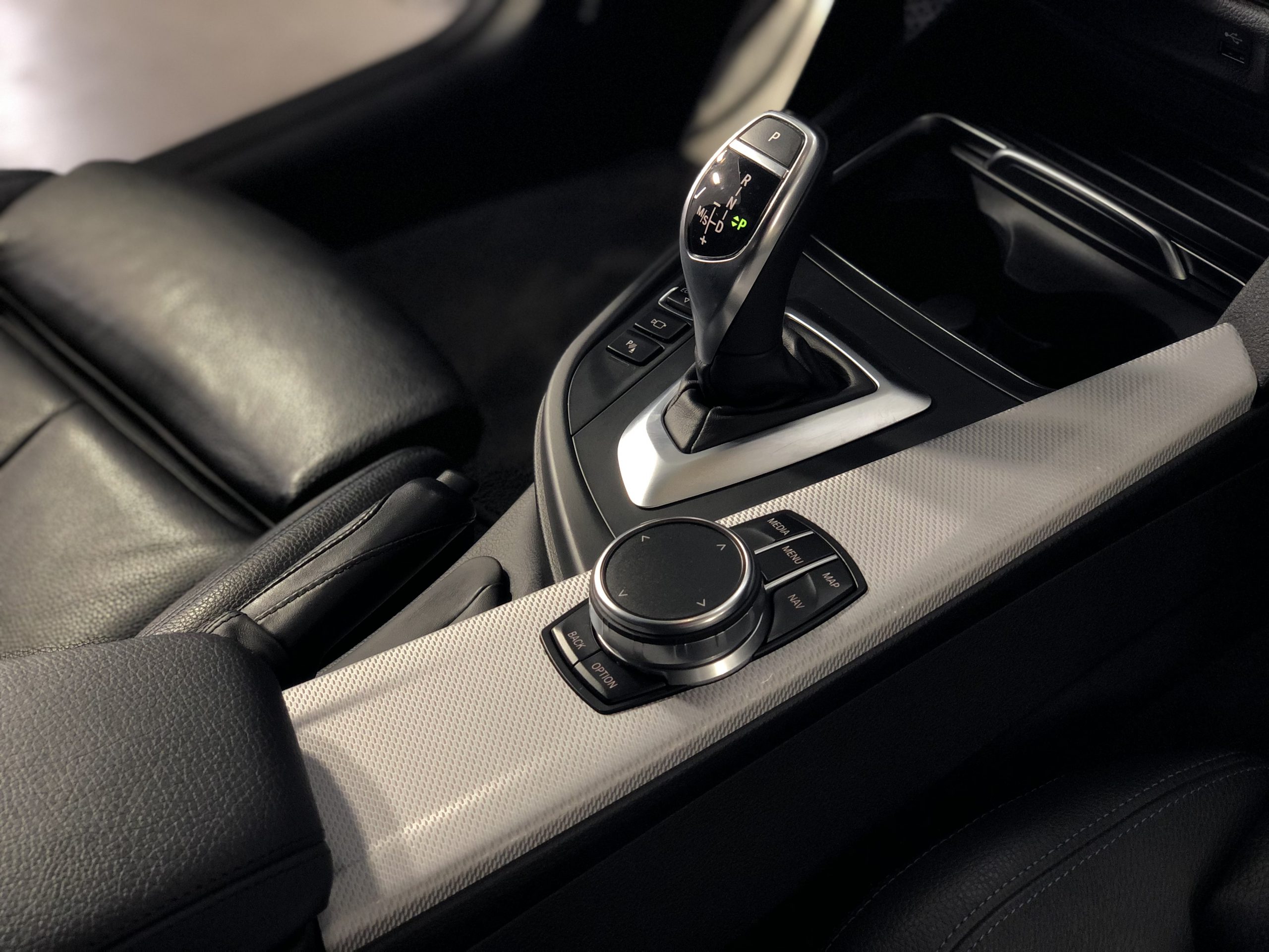 Auto salona tīrīšana Rīgā - Auto Spark